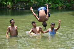 Người dân tắm sông để tránh nóng tại Nagaon, bang Assam (Ấn Độ), ngày 6/5/2022. (Ảnh: THX/TTXVN)