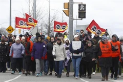 Người lao động tham gia đình công yêu cầu tăng lương tại Kingston (Canada) ngày 19/4/2023. (Ảnh: AFP/TTXVN)