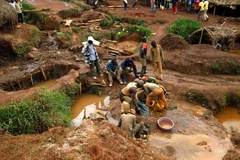 Thợ mỏ đãi vàng ở tỉnh Nam Kivu gần Bukavu. (Nguồn: Aljazeera)