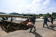 Diễn tập đưa các nạn nhân ảnh hưởng bởi thiên tai về cấp cứu tại bệnh viện dã chiến. (Ảnh: Trọng Đạt/TTXVN)