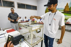 Cử tri bỏ phiếu bầu Quốc hội tại điểm bầu cử ở Kuwait City ngày 6/6/2023. (Ảnh: AFP/TTXVN)