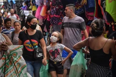 Người dân mua sắm tại một khu chợ ở Sao Paulo (Brazil). (Ảnh: AFP/TTXVN)