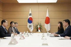 Bộ trưởng Nội các Nhật Bản Hirokazu Matsuno (thứ 2, phải) trong cuộc gặp Bộ trưởng Thống nhất Hàn Quốc Kwon Young Se (trái) tại Tokyo, ngày 23/3/2023. Ảnh: KYODO/TTXVN