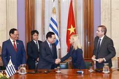 Chủ tịch Quốc hội Vương Đình Huệ và Chủ tịch Thượng viện Uruguay Beatriz Argimon tại Lễ ký thoả thuận giữa Quốc hội nước Cộng hòa xã hội chủ nghĩa Việt Nam và Nghị viện Đông Uruguay sáng 27/4/2023 (theo giờ địa phương). (Ảnh: Doãn Tấn/TTXVN)
