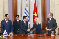 Chủ tịch Quốc hội Vương Đình Huệ và Chủ tịch Thượng viện Uruguay Beatriz Argimon tại Lễ ký thoả thuận giữa Quốc hội nước Cộng hòa xã hội chủ nghĩa Việt Nam và Nghị viện Đông Uruguay sáng 27/4/2023 (theo giờ địa phương). (Ảnh: Doãn Tấn/TTXVN)
