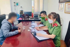 Một đối tượng phạm tội bị triệu tập tại cơ quan Công an tỉnh Quảng Ninh. (Ảnh: TTXVN phát)