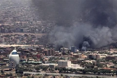 Khói bốc lên sau các cuộc giao tranh tại Khartoum (Sudan), ngày 3/5/2023. (Ảnh: AFP/TTXVN)