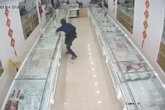 Đối tượng vơ vàng trước khi tẩu thoát. (Nguồn: Vietnamnet)