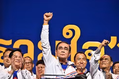 Thủ tướng Thái Lan Prayut Chan-o-cha (giữa) phát biểu trước những người ủng hộ tại Bangkok ngày 9/1/2023. (Ảnh: AFP/TTXVN)