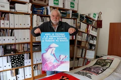 Ông Ralph Coeckelberghs và bức tranh cổ động ủng hộ Việt Nam. (Ảnh: Hương Giang/Vietnam+)