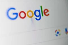 Biểu tượng Google trên màn hình máy tính bảng. Ảnh: AFP/ TTXVN