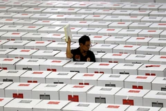 Các hòm phiếu được chuẩn bị tại một địa điểm ở Jakarta (Indonesia), trước khi được đưa đến các điểm bỏ phiếu, hồi tháng 4/2019. (Nguồn: Reuters)