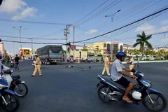 Hiện trường vụ tại nạn nghiêm trọng khiến hai người đi xe máy tử vong tại chỗ. (Ảnh: Huỳnh Anh/TTXVN)