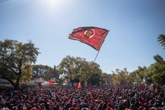 Các thành viên EFF biểu tình bên ngoài văn phòng SAHPRA ở Pretoria vào ngày 25 tháng 6 năm 2021. (Ảnh: The Citizen)