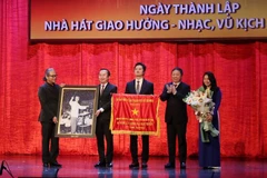 Tặng Cờ Thi đua của Ủy ban Nhân dân Thành phố Hồ Chí Minh cho Nhà hát Giao hưởng, Nhạc-Vũ kịch nhân dịp Kỷ niệm 30 năm thành lập. (Ảnh: Thu Hương/TTXVN)