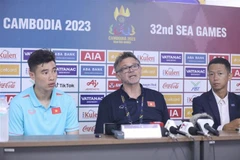 Huấn luyện viên Philippe Troussier trả lời câu hỏi của phóng viên tại cuộc họp báo sau trận đấu. (Ảnh: Minh Quyết/TTXVN)