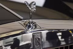 Biểu tượng của hãng xe Rolls-Royce. (Ảnh: AFP/TTXVN)