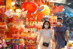 Phố Hàng Mã rực rỡ sắc màu Trung thu. (Ảnh: Khánh Hòa/TTXVN)