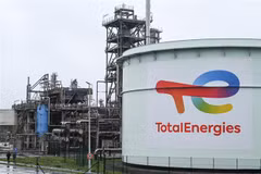 Bể chứa dầu tại cơ sở lọc dầu của Công ty năng lượng Total Energies ở Mardyck, miền Bắc Pháp. (Ảnh: AFP/TTXVN)