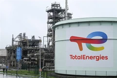 Bể chứa dầu tại cơ sở lọc dầu của Công ty năng lượng Total Energies ở Mardyck, miền Bắc Pháp. (Ảnh: AFP/TTXVN)