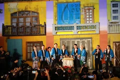 Các đại biểu đánh trống khai mạc Lễ hội. (Ảnh: TTXVN)