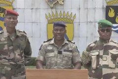 Phát ngôn viên Ủy ban Chuyển tiếp và Khôi phục Thể chế (CTRI) Gabon - được lập ra sau cuộc binh biến của nhóm sỹ quan cấp cao quân đội nước này - Đại tá Ulrich Manfoumbi Manfoumbi (giữa) phát biểu trên truyền hình ngày 2/9/2023. (Ảnh: AFP/TTXVN)