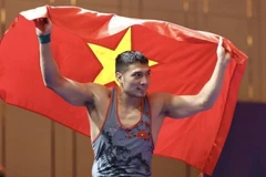 Cấn Tất Dự giành huy chương Vàng môn Vật ở hạng cân 74kg Nam, đây là huy chương Vàng thứ 135 của Đoàn Thể thao Việt Nam tại SEA Games 32. (Ảnh: Minh Quyết/TTXVN)