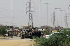 Xe quân sự trên một đường phố ở Khartoum (Sudan), ngày 15/4/2023. (Ảnh: AFP/TTXVN)