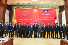 Thứ trưởng Nguyễn Duy Ngọc và Thứ trưởng Khamking Phuilamanivong với các đại biểu tham dự hội đàm. (Nguồn: Công an nhân dân)