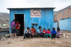 Phụ nữ và trẻ em tại Carabayllo, ngoại ô Lima (Peru). (Ảnh: AFP/TTXVN)