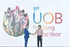 Ông Victor Ngo - Tổng Giám đốc Ngân hàng UOB Việt Nam và ông Ngô Tuấn Phong - Phó Cục trưởng Cục Mỹ thuật, Nhiếp ảnh và Triển lãm tiến hành nghi thức công bố cuộc thi. (Nguồn: Lao Động)
