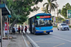 Các phương tiện lưu thông trên đường Nguyễn Tất Thành, thành phố Vĩnh Yên (Vĩnh Phúc). (Ảnh: Nguyễn Trọng Lịch/TTXVN)