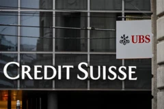 Logo các "đại gia" ngân hàng Thụy Sĩ UBS và Credit Suisse tại Basel. (Ảnh: AFP/TTXVN)