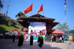 Biểu diễn văn nghệ của đồng bào dân tộc Thái đến từ các câu lạc bộ của Điện Biên, Lai Châu, Sơn La. Ảnh: Quý Trung – TTXVN