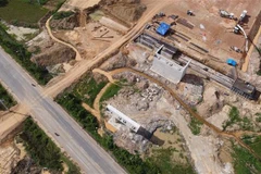 Hiện toàn tuyến Cao tốc Vân Phong-Nha Trang có 164 vị trí hạ tầng kỹ thuật, trong đó 20 công trình điện cao thế chưa được di dời. (Ảnh: Đặng Tuấn/TTXVN)