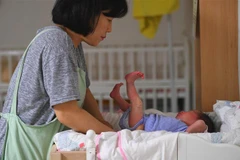 Chăm sóc em bé sơ sinh tại Seoul (Hàn Quốc). (Ảnh: AFP/TTXVN)
