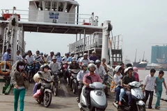 Hoạt động vận tảỉ khách tại bến phà Thủ Thiêm qua sông Sài Gòn. (Ảnh: Thanh Phàn/TTXVN)