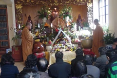 Quang cảnh buổi lễ cầu siêu ở Phật đường Khuông Việt. (Ảnh: Việt Sơn/Vietnam+)