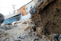 Các đường rãnh nứt toác, lún xuống sâu khoảng 1,5m. (Ảnh: Mạnh Linh/TTXVN) 