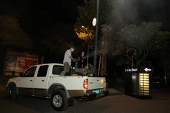 Y tế dự phòng Thành phố Hồ Chí Minh phun thuốc diệt muỗi và lăng quăng khu vực bên ngoài tòa nhà nơi làm việc của bệnh nhân nhiễm virus Zika. (Ảnh: Phương Vy/TTXVN)