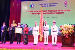 Bà Trương Thị Mai, Ủy viên Bộ Chính trị, Bí Thư Trung ương Đảng, Trưởng ban Dân vận Trung ương trao Huân chương Độc lập hạng Nhất cho Tổng cục Thể dục Thể thao. (Ảnh: Quốc Khánh/TTXVN)