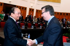 Thủ tướng Nguyễn Xuân Phúc với Chủ tịch kiêm Giám đốc điều hành Hội đồng Kinh doanh Hoa Kỳ-ASEAN, ông Alexander Feldman. (Ảnh: Thống Nhất/TTXVN)