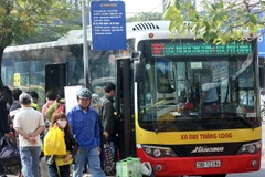 Hành khách đi xe buýt ở Hà Nội. (Ảnh: Huy Hùng/TTXVN)
