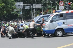 Lực lượng an ninh Indonesia giao tranh với các tay súng ở Jakarta ngày 14/1. (Nguồn: THX/TTXVN)