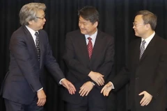 Thứ trưởng Bộ Thương mại Hàn Quốc Kim Hak-Do (giữa), Thứ trưởng Bộ thương mại Trung Quốc Vương Thụ Văn (phải) và Thứ trưởng Bộ Ngoại giao Nhật Bản Keiichi Katakami (trái). (Nguồn: EPA/TTXVN)