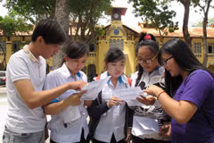 Thí sinh trao đổi bài sau khi kết thúc môn thi Ngữ văn tại Hội đồng thi Trường Đại học Sài Gòn (TP Hồ Chí Minh), kỳ thi tốt nghiệp THPT. (Ảnh: Phương Vy/TTXVN)