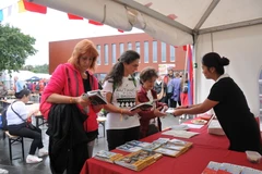 Du khách tham quan gian hàng Việt Nam. (Ảnh: Kim Chung/TTXVN)