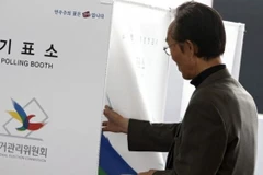 Cử tri Hàn Quốc đi bỏ phiếu bầu Quốc hội mới. (Nguồn: EPA)