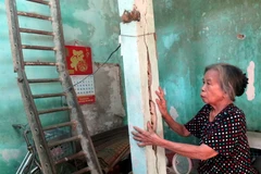 Ngôi nhà của bà Lê Thị Dĩnh ở phường An Mỹ nằm trong vùng quy hoạch treo đang bị xuống cấp nghiêm trọng. (Ảnh : Đỗ Trưởng/TTXVN)