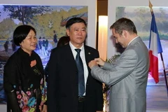 Đại sứ Pháp tại Việt Nam Jean-Noёl Poirier trao tặng Huân chương Văn học và Nghệ thuật của Pháp cho ông Phạm Thế Khang, Nguyên Giám đốc thư viện Quốc gia Việt Nam. (Ảnh: Minh Hải/Vietnam+)